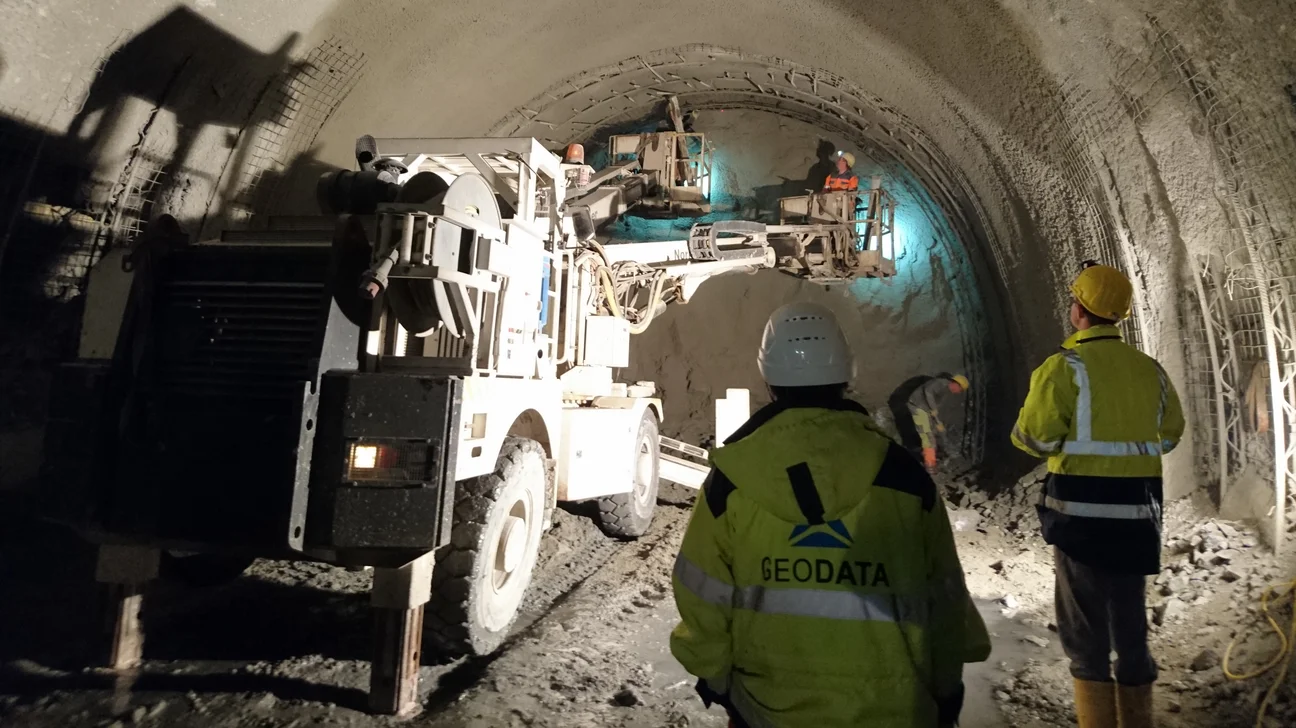 Tunnelbohrmaschine, Tunnel, Untertage, bohren, Warnweste Tunnelbohrmaschine
