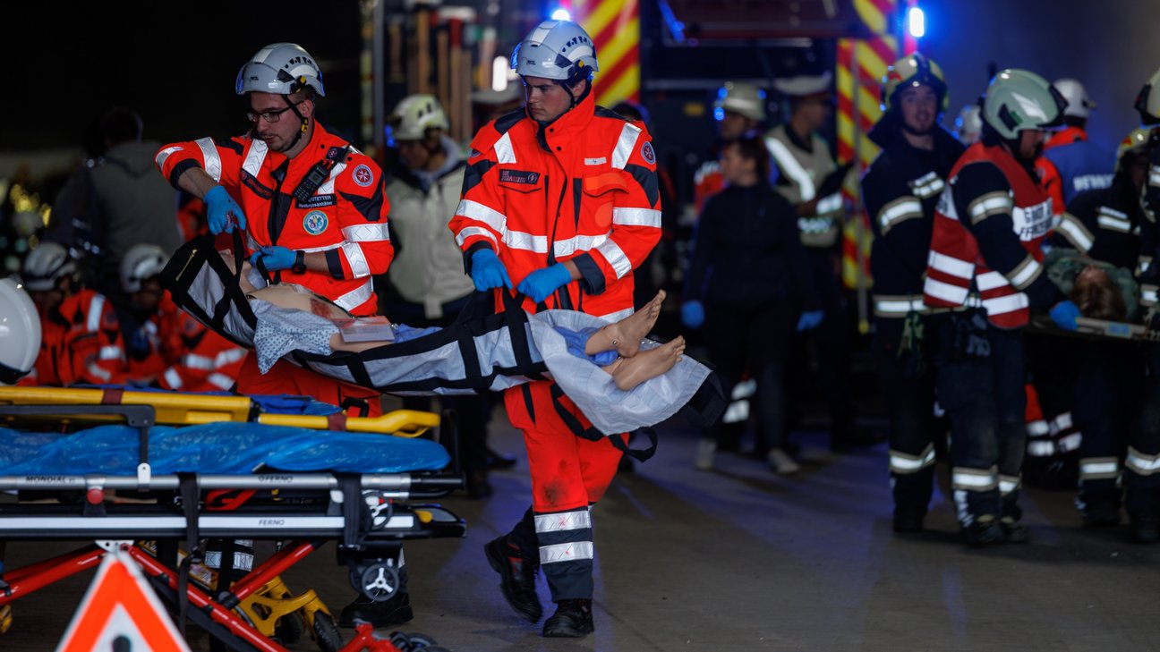 Rettungskräfte im Einsatz bei einer Übung