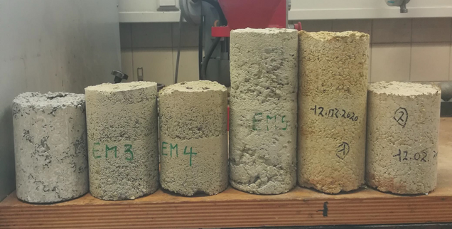 Mehrere Steinproben sind der Reihe nach auf einem Tisch zu sehen.