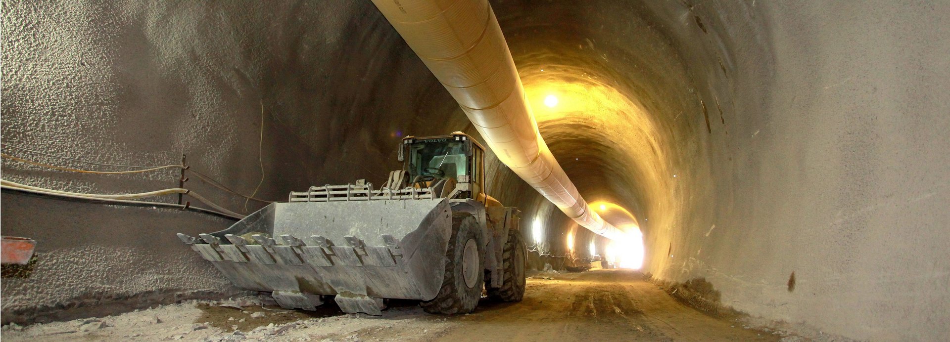 Ein Bagger in einem Tunnel.